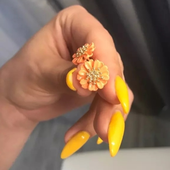 Daisy Gold Earrings - Picture 4 of 5